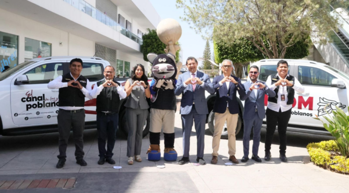Gobierno de Puebla entrega equipos digitales y camionetas a SICOM