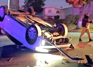 Conductor se da a la fuga tras choque y volcadura en Ciudad Serdán