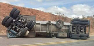 Cierran la Cuacnopalan-Oaxaca por fuga de combustible tras volcadura