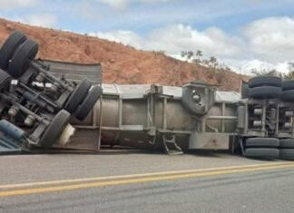 Cierran la Cuacnopalan-Oaxaca por fuga de combustible tras volcadura