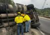 Volcadura de tráiler mantiene bloqueada la México–Tuxpan