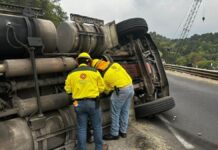 Volcadura de tráiler mantiene bloqueada la México–Tuxpan