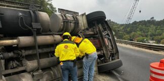 Volcadura de tráiler mantiene bloqueada la México–Tuxpan