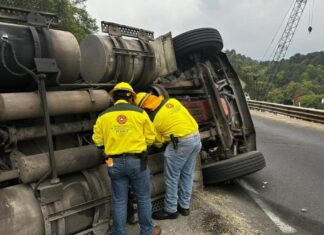 Volcadura de tráiler mantiene bloqueada la México–Tuxpan