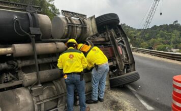 Volcadura de tráiler mantiene bloqueada la México–Tuxpan