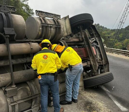 Volcadura de tráiler mantiene bloqueada la México–Tuxpan