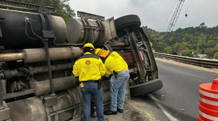 Volcadura de tráiler mantiene bloqueada la México–Tuxpan