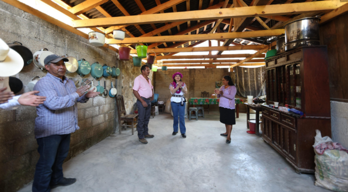 Bety Sánchez lleva techos y pisos firmes a comunidades marginadas