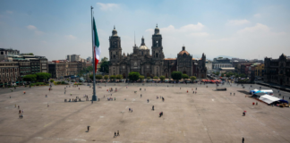 Zócalo de la CDMX tendrá iluminación especial y mensaje por el 8M