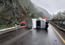 Choque y volcadura provocan cierre en la autopista Puebla–Orizaba