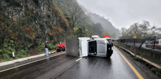 Choque y volcadura provocan cierre en la autopista Puebla–Orizaba