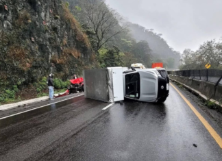 Choque y volcadura provocan cierre en la autopista Puebla–Orizaba