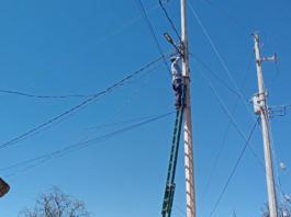 Dan mantenimiento a luminarias en comunidades de Zacatlán