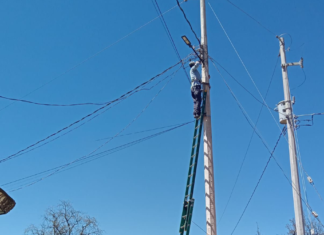 Dan mantenimiento a luminarias en comunidades de Zacatlán
