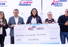 Lupita Cuautle entrega apoyos económicos a instituciones educativas