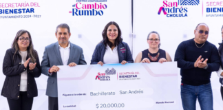 Lupita Cuautle entrega apoyos económicos a instituciones educativas