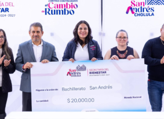 Lupita Cuautle entrega apoyos económicos a instituciones educativas