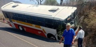 Autobús de pasajeros casi cae a barranco en la Sierra Negra de Puebla