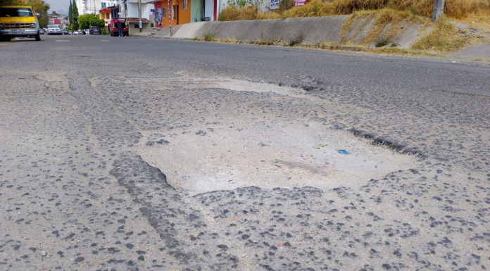 Piden reparar baches en calles de la colonia Granjas San Isidro