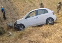 Auto cae a barranco tras atropellar a motociclista en Texmelucan