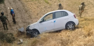 Auto cae a barranco tras atropellar a motociclista en Texmelucan