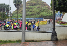 Comerciantes bloquean accesos a Xiutetelco en protesta por reubicación