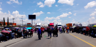 Bloquean la Puebla-Orizaba para exigir devolución de transporte público