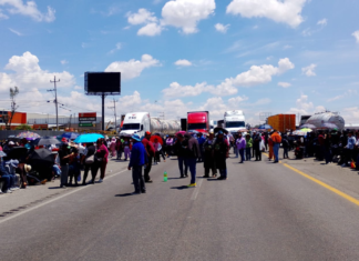 Bloquean la Puebla-Orizaba para exigir devolución de transporte público