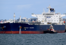 “Tienen que sobrevivir”: Trump minimiza llegada de crudo ruso a Cuba