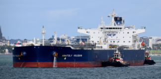 “Tienen que sobrevivir”: Trump minimiza llegada de crudo ruso a Cuba