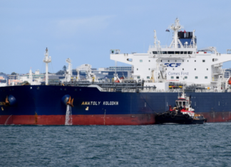 “Tienen que sobrevivir”: Trump minimiza llegada de crudo ruso a Cuba