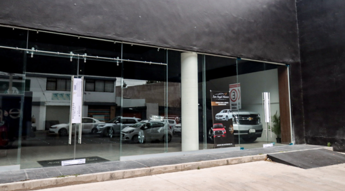 Catean concesionaria de autos por presunto fraude en Prados de Agua Azul