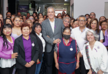 Pepe Chedraui recorre galería “Pasos de Valentía” por el 8M