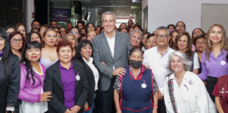 Pepe Chedraui recorre galería “Pasos de Valentía” por el 8M