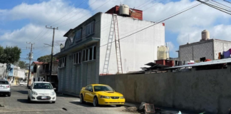 Hombre se electrocuta y cae de una vivienda en Huauchinango