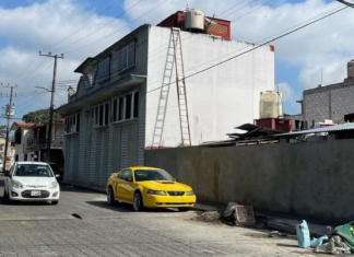 Hombre se electrocuta y cae de una vivienda en Huauchinango