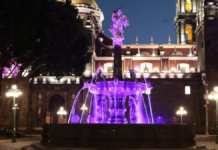 Puebla ilumina fuentes en violeta por el Día de las Mujeres