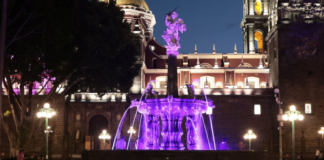 Puebla ilumina fuentes en violeta por el Día de las Mujeres