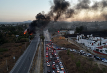 Fuerte incendio en Periférico Ecológico provoca cierre vial