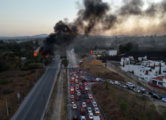 Fuerte incendio en Periférico Ecológico provoca caos vehicular