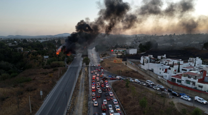 Fuerte incendio en Periférico Ecológico provoca cierre vial