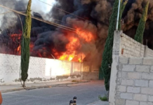 Se incendia predio con plásticos y maleza en Tehuacán