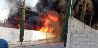 Se incendia predio con plásticos y maleza en Tehuacán