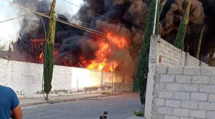 Se incendia predio con plásticos y maleza en Tehuacán