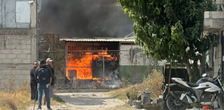 Combaten incendio de pastizal cerca de fábrica en Cuautlancingo