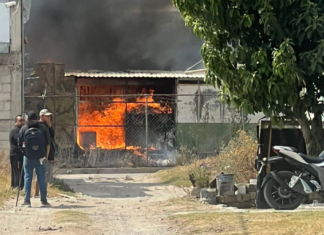 Combaten incendio de pastizal cerca de fábrica en Cuautlancingo