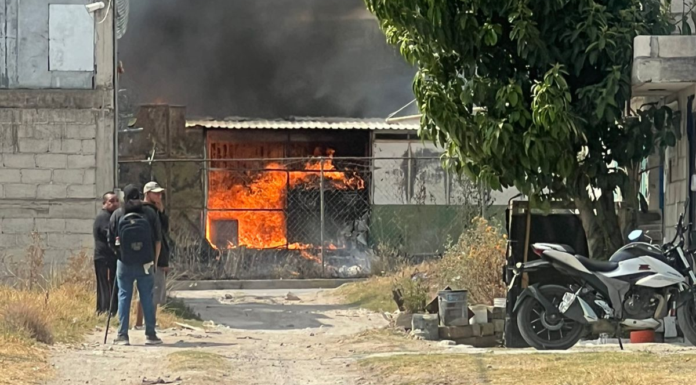 Combaten incendio de pastizal cerca de fábrica en Cuautlancingo