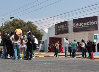 Docentes se manifiestan en la SEP de Puebla por falta de plazas