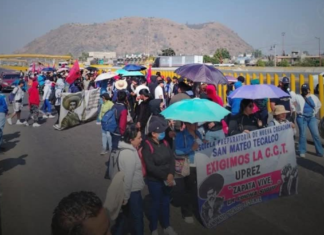 Maestros bloquean la México-Puebla en la caseta de San Marcos