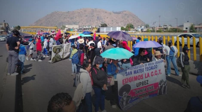 Maestros bloquean la México-Puebla en la caseta de San Marcos